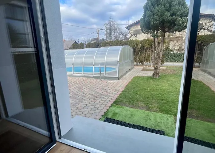 In In Perfect Situaton Near Vic And Donau Park With Pool And Private Garden Sleeps 4 With 2 Bedrooms, Kitchen And Livingroom And Bath And Private Parking Villa *