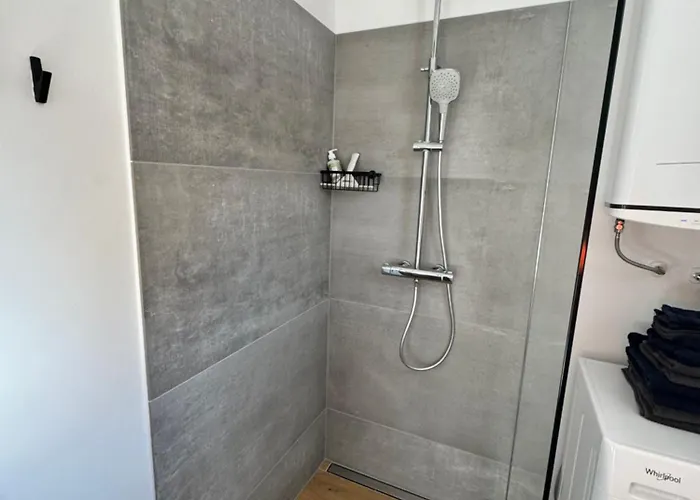 In In Perfect Situaton Near Vic And Donau Park With Pool And Private Garden Sleeps 4 With 2 Bedrooms, Kitchen And Livingroom And Bath And Private Parking Bécs