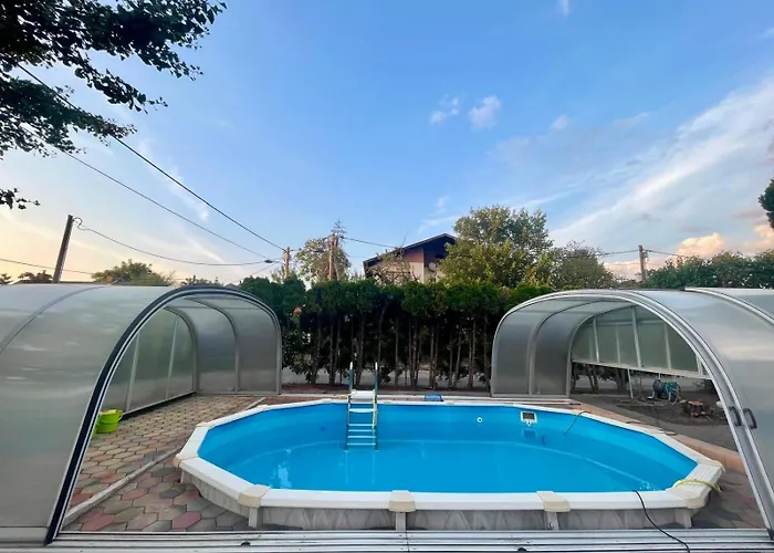 Villa In In Perfect Situaton Near Vic And Donau Park With Pool And Private Garden Sleeps 4 With 2 Bedrooms, Kitchen And Livingroom And Bath And Private Parking *