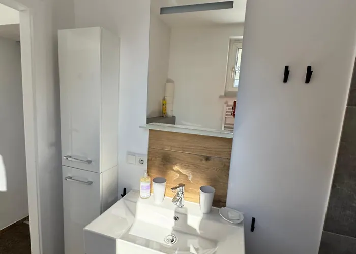 In In Perfect Situaton Near Vic And Donau Park With Pool And Private Garden Sleeps 4 With 2 Bedrooms, Kitchen And Livingroom And Bath And Private Parking * Bécs