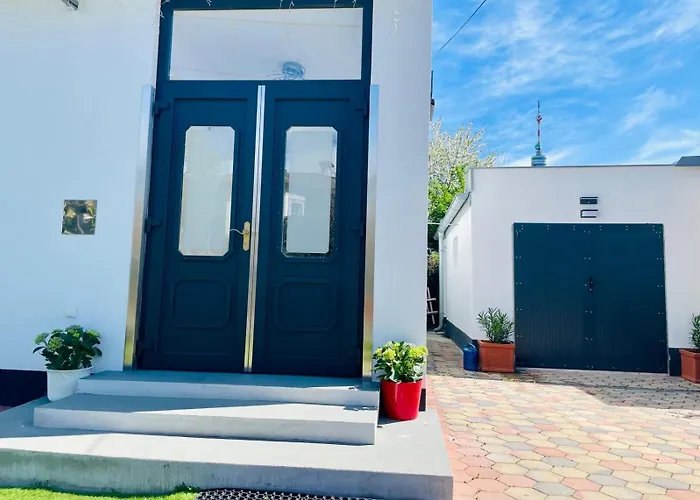 In In Perfect Situaton Near Vic And Donau Park With Pool And Private Garden Sleeps 4 With 2 Bedrooms, Kitchen And Livingroom And Bath And Private Parking Villa Bécs