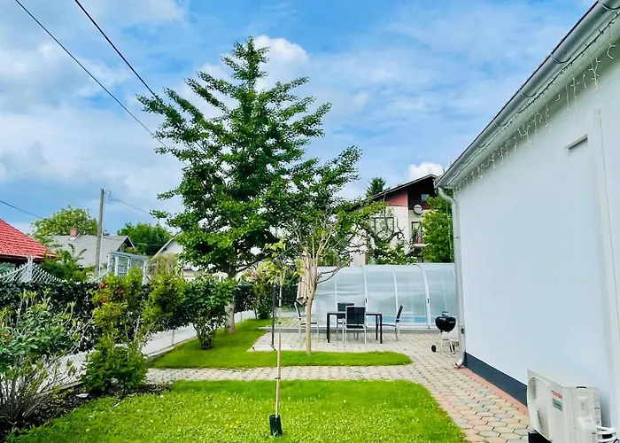 Villa In In Perfect Situaton Near Vic And Donau Park With Pool And Private Garden Sleeps 4 With 2 Bedrooms, Kitchen And Livingroom And Bath And Private Parking Bécs